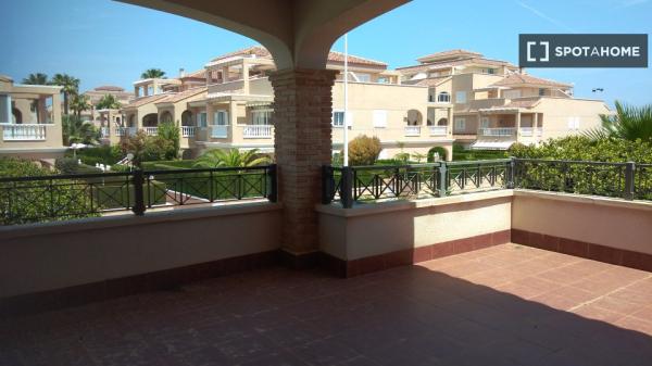 Apartamento de 3 dormitorios en alquiler en Orihuela, Alicante