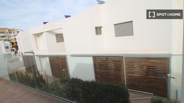 Apartamento de 3 dormitorios en alquiler en Torrevieja, Alicante