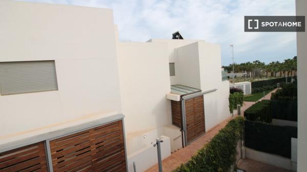 Apartamento de 3 dormitorios en alquiler en Torrevieja, Alicante
