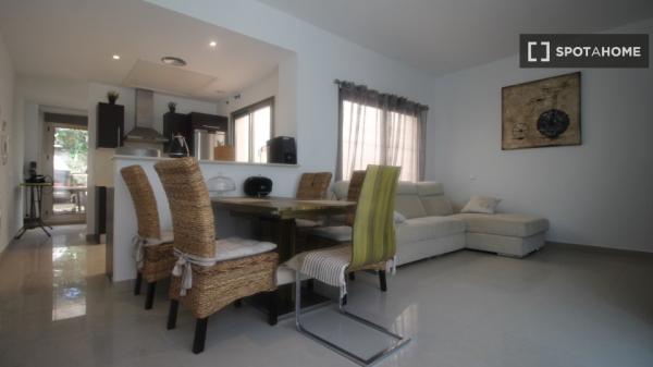 Apartamento de 3 dormitorios en alquiler en Torrevieja, Alicante