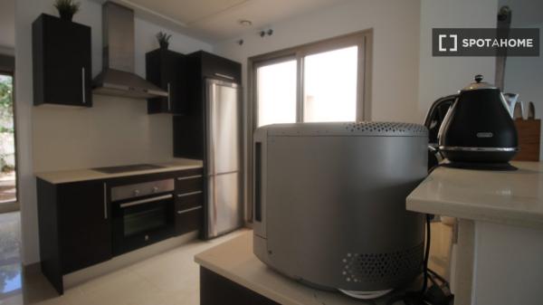 Apartamento de 3 dormitorios en alquiler en Torrevieja, Alicante