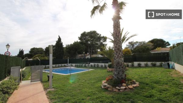 Apartamento de 3 dormitorios en alquiler en Torrevieja, Alicante