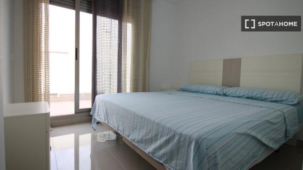 Apartamento de 3 dormitorios en alquiler en Torrevieja, Alicante
