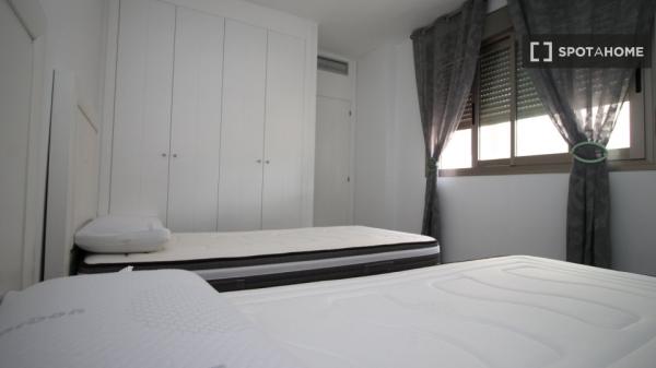Apartamento de 3 dormitorios en alquiler en Torrevieja, Alicante