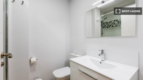 Habitación en piso compartido en madrid.