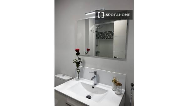 Habitación en piso compartido en madrid.