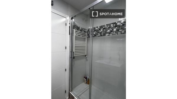Habitación en piso compartido en madrid.