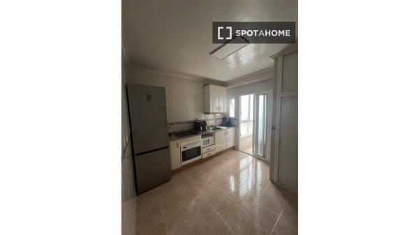 Piso de 4 habitaciones en alquiler en Alicante