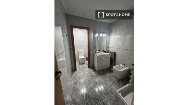 Piso de 4 habitaciones en alquiler en Alicante