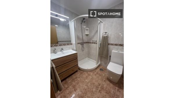 Piso de 4 habitaciones en alquiler en Alicante