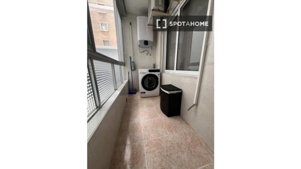 Piso de 4 habitaciones en alquiler en Alicante