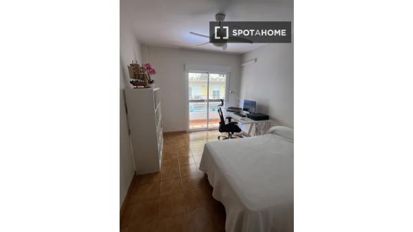 Piso de 4 habitaciones en alquiler en Alicante