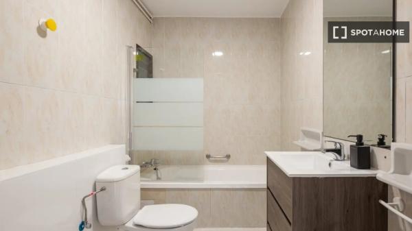 Pokój w mieszkaniu dzielonym z 5 sypialniami w El Mercat, Walencja