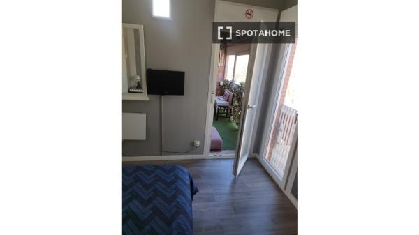 Habitación en piso compartido de 5 habitaciones en alquiler en Orcasur, Madrid