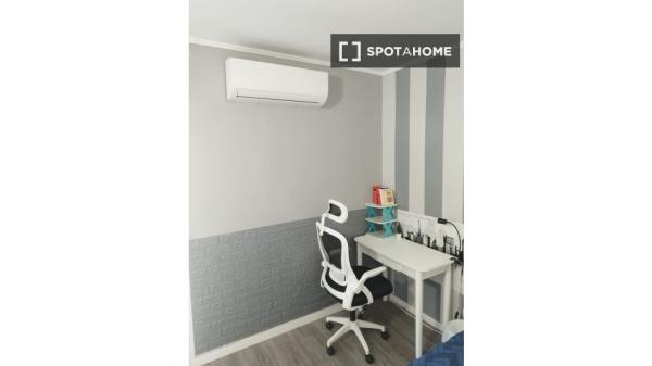 Habitación en piso compartido de 5 habitaciones en alquiler en Orcasur, Madrid