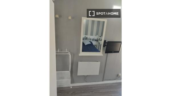 Habitación en piso compartido de 5 habitaciones en alquiler en Orcasur, Madrid