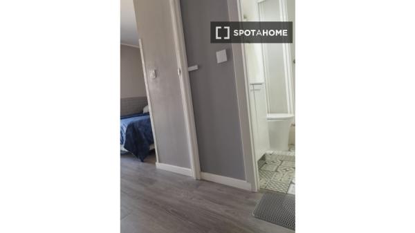 Habitación en piso compartido de 5 habitaciones en alquiler en Orcasur, Madrid