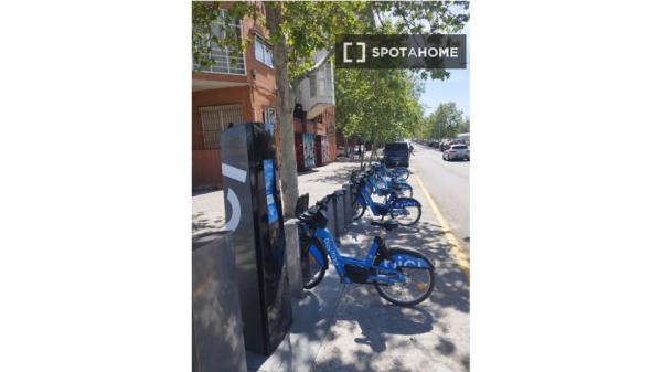 Habitación en piso compartido de 5 habitaciones en alquiler en Orcasur, Madrid