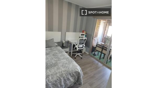 Habitación en piso compartido de 5 habitaciones en alquiler en Orcasur, Madrid