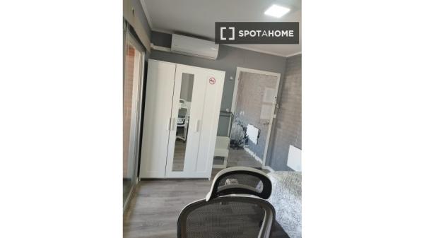 Habitación en piso compartido de 5 habitaciones en alquiler en Orcasur, Madrid