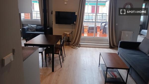 Habitación en piso compartido en madrid.