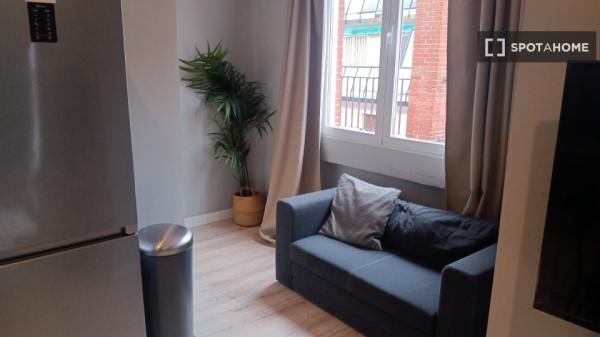 Habitación en piso compartido en madrid.