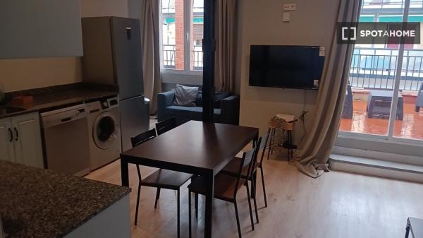 Habitación en piso compartido en madrid.