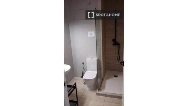 Habitación en piso compartido en madrid.