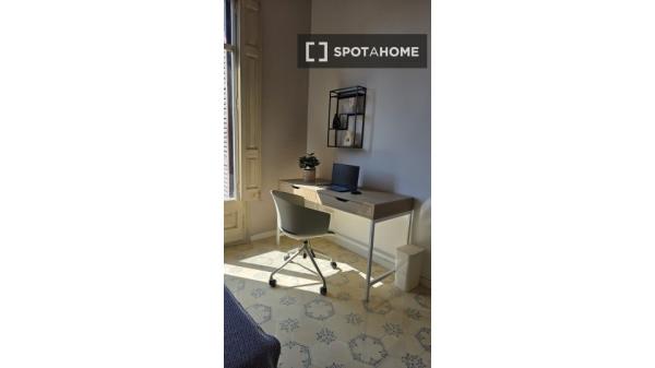 Habitación en piso compartido en barcelona.