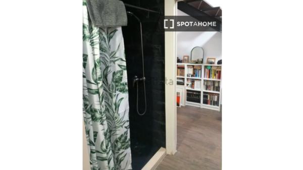 Habitación en piso compartido en barcelona.