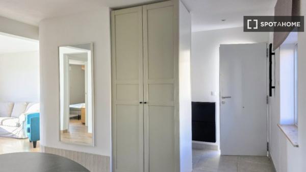 Se alquila piso de 2 dormitorios en Haza Grande, Granada.