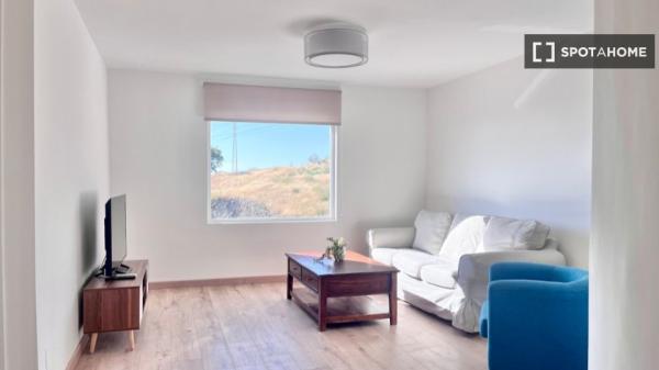 Se alquila piso de 2 dormitorios en Haza Grande, Granada.