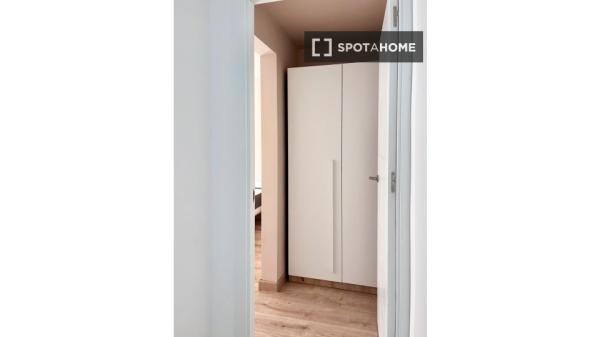 Se alquila piso de 2 dormitorios en Haza Grande, Granada.