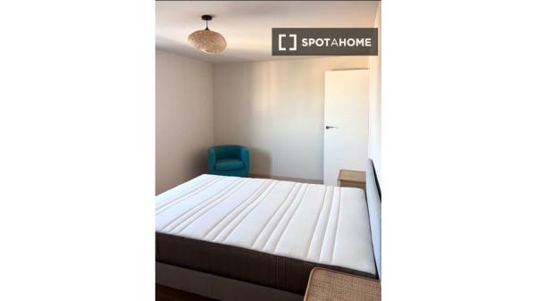 Se alquila piso de 2 dormitorios en Haza Grande, Granada.