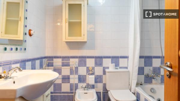 Habitación en piso compartido en madrid.