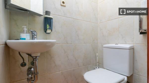 Habitación en piso compartido en madrid.