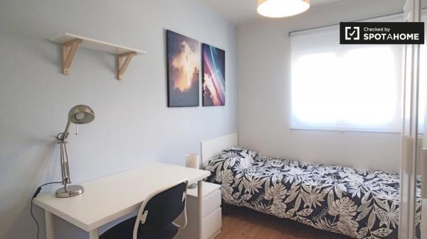 Sonniges Zimmer zur Miete in Aluche, Madrid