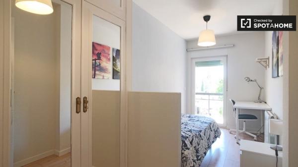 Sonniges Zimmer zur Miete in Aluche, Madrid