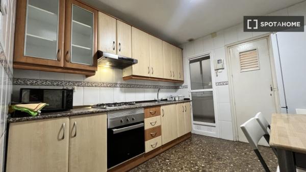 Piso de 5 dormitorios en alquiler en Murcia