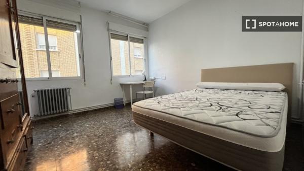 Piso de 5 dormitorios en alquiler en Murcia