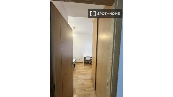 Habitación en piso compartido en madrid.