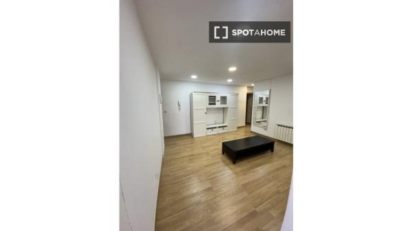 Habitación en piso compartido en madrid.