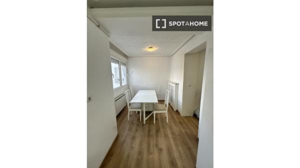 Habitación en piso compartido en madrid.