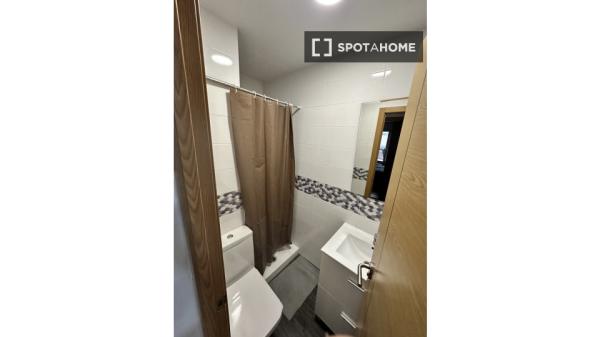 Habitación en piso compartido en madrid.