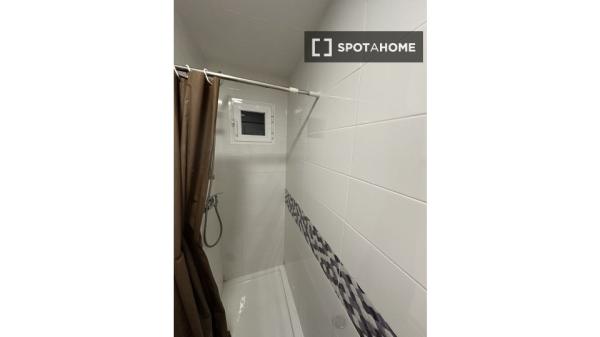 Habitación en piso compartido en madrid.