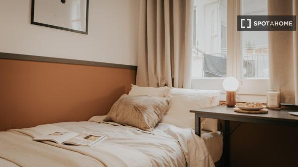 Habitación en piso compartido en barcelona.