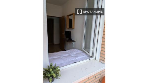 Habitación en piso compartido en madrid.