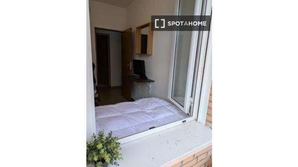 Habitación en piso compartido en madrid.