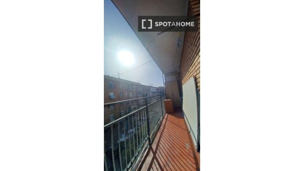 Habitación en piso compartido en madrid.