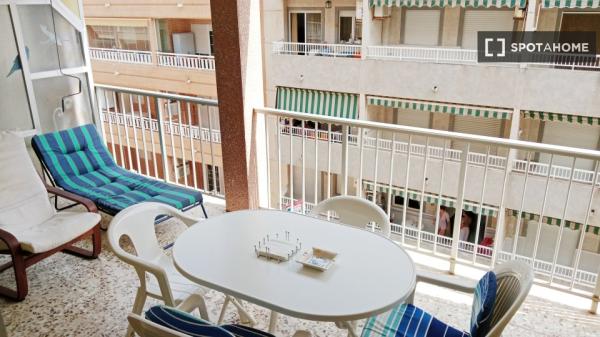 Apartamento de 3 dormitorios en alquiler en Guardamar, Alicante